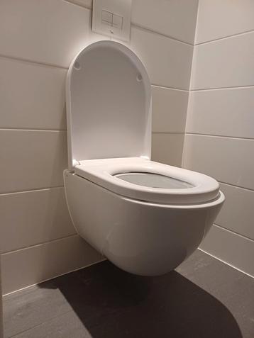hangend toilet met soft close bril beschikbaar voor biedingen