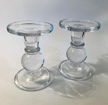 Twee kaarsstandaards van transprant glas beschikbaar voor biedingen