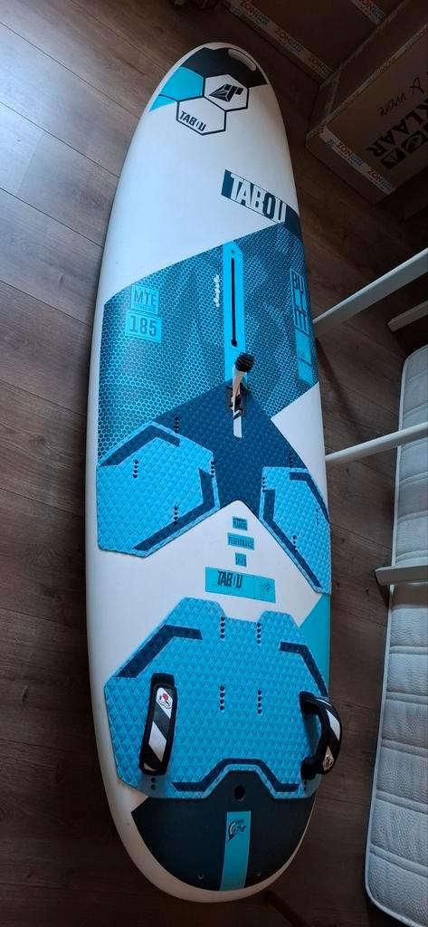 Beginners windsurf set Tabou Bullit 185L, Watersport en Boten, Windsurfen, Zo goed als nieuw, Complete set, 300 cm of meer, Met vin(nen)