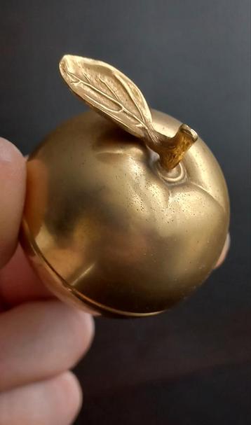 Art Deco juwelendoosje in de vorm van een bronzen appel  beschikbaar voor biedingen
