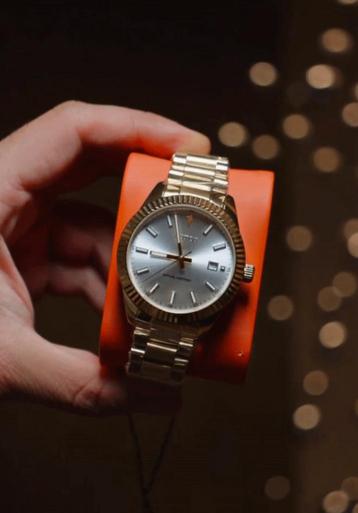 Astos horloge beschikbaar voor biedingen