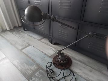 Oude jielde lamp beschikbaar voor biedingen