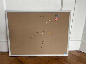 Prikbord kantoorkwaliteit als nieuw met rvs rand beschikbaar voor biedingen