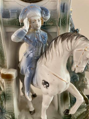 Porseleinen Klok met Ruiter en Kasteel beschikbaar voor biedingen