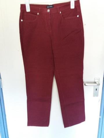 Een Bordeaux-rode stretch dames broek. beschikbaar voor biedingen