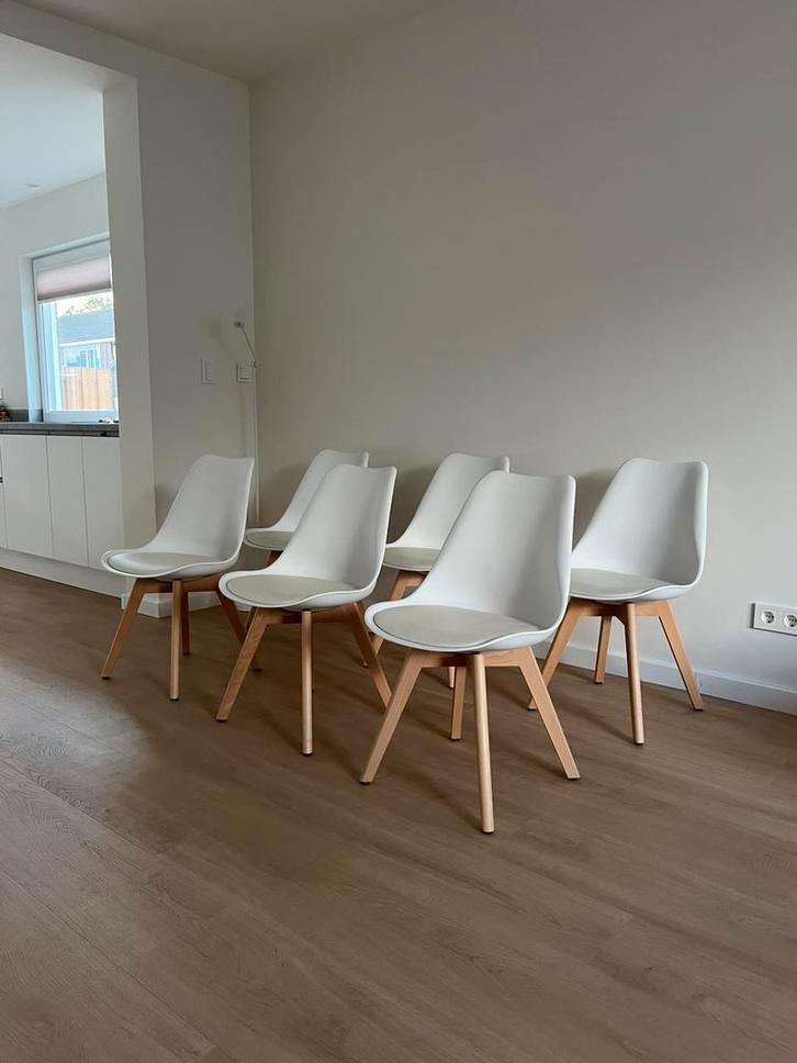 Te koop - witte eetkamerstoelen met houten onderstel, Huis en Inrichting, Stoelen, Gebruikt, Vijf, Zes of meer stoelen, Wit, Ophalen