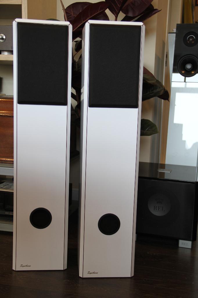 Synthese Floating Two Luidsprekers wit, Audio, Tv en Foto, Luidsprekers, Zo goed als nieuw, Front, Rear of Stereo speakers, 120 watt of meer