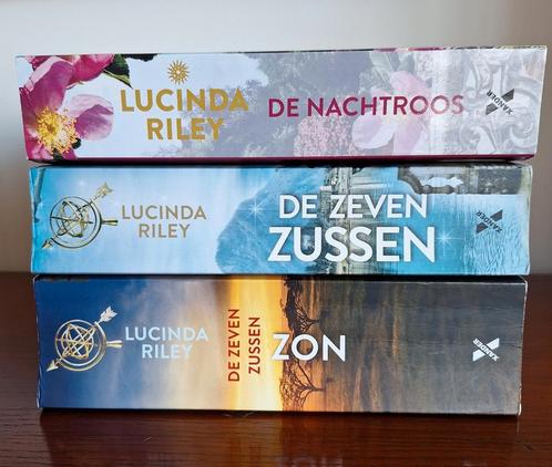 Lucinda Riley - De zeven zussen / De nachtroos Samen €8, Boeken, Romans, Zo goed als nieuw, Nederland, Ophalen of Verzenden