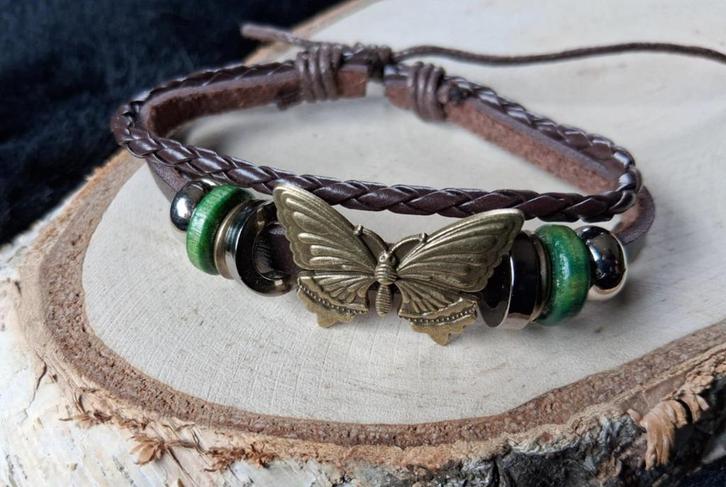 bruin leren armbandje vlinder groene kralen nr. 09, Sieraden, Tassen en Uiterlijk, Armbanden, Nieuw, Leer, Bruin, Ophalen of Verzenden