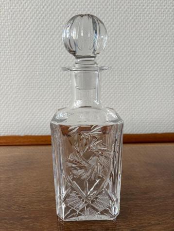 Vintage karaf van kristal met geslepen decoratie en stop.  beschikbaar voor biedingen