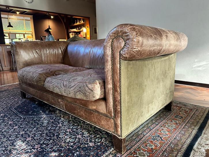 Unieke Chesterfield leren bank met paisley print kussens, Antiek en Kunst, Antiek | Meubels | Stoelen en Banken, Ophalen