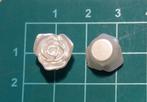 3  Roosjes. Doorsnede 12 mm met platte onderkant parelmoer, Nieuw, Knoop of Knopen, Verzenden