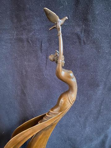 Bronzen slanke dame laat vogel los, Art Nouveau zuiver brons beschikbaar voor biedingen