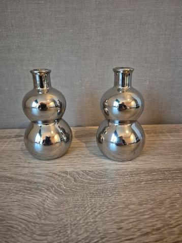 2 zilveren vaasjes beschikbaar voor biedingen