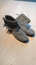 Minnetonka Moccasins enkellaarsjes, Ophalen, Lage of Enkellaarzen, Zo goed als nieuw, Grijs