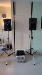 2x Mackie SRM350 + Behringer Eurorack + statieven + kabels, Muziek en Instrumenten, Versterkers | Keyboard, Monitor en PA, Ophalen