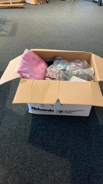 Partij nieuwe kleding in de verpakking  beschikbaar voor biedingen