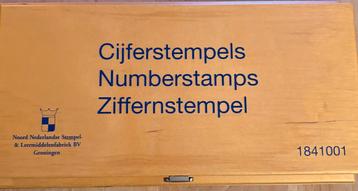 Stempelset in houten doos beschikbaar voor biedingen