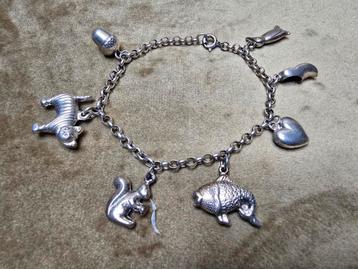 Vintage zilveren bedelarmband met 7 bedels beschikbaar voor biedingen