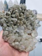 Groot cluster van Bergkristal met chloriet, chlorietkwarts, Verzamelen, Mineralen en Fossielen, Ophalen of Verzenden, Mineraal