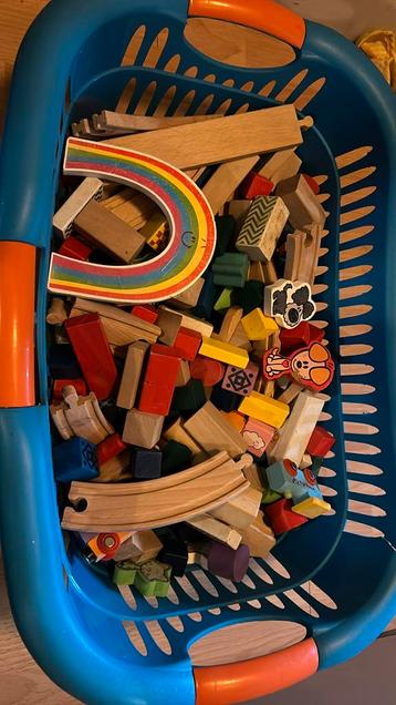 Houten blokken en trein. Woezel en pip beschikbaar voor biedingen