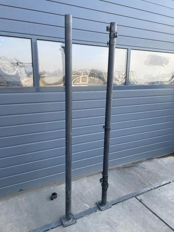 +/- 200 metalen palen beschikbaar voor biedingen