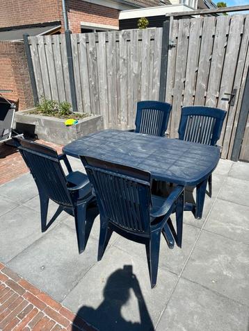 Tuinset. Tafel met 4 stoelen incl 4 kussens beschikbaar voor biedingen