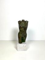 Brons vrouwen torso op marmeren voet van Marianne Frijling, Ophalen of Verzenden
