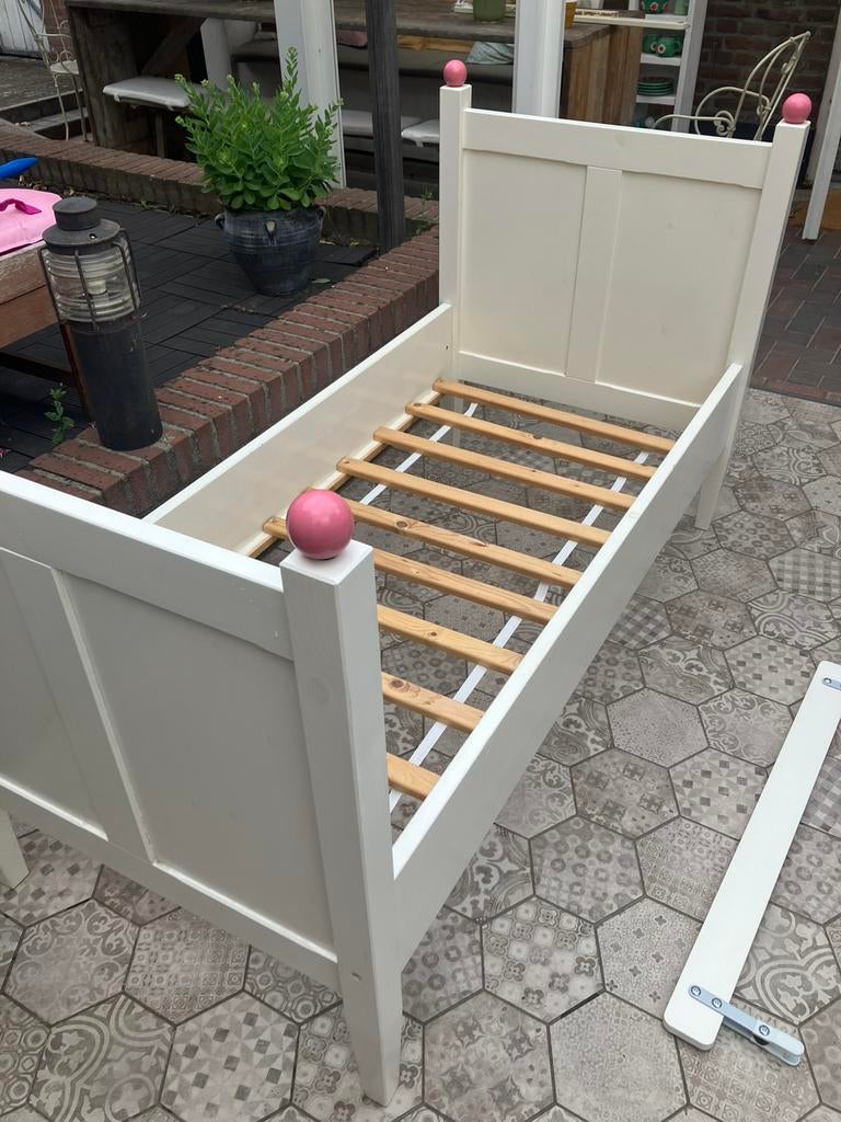 Peuterbed met roze knoppen, Kinderen en Baby's, Kinderkamer | Bedden, Ophalen, 70 tot 85 cm, 140 tot 160 cm, Zo goed als nieuw