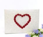 Schitterende gastenboek met een hart van rode roosjes., Ophalen of Verzenden, Nieuw, Feestartikel, Geboorte of Huwelijk