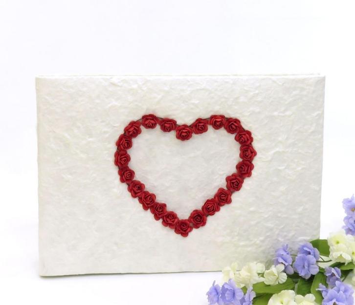 Schitterende gastenboek met een hart van rode roosjes., Hobby en Vrije tijd, Feestartikelen, Nieuw, Feestartikel, Geboorte of Huwelijk