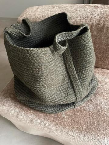 Mooie  mand van zeer goede kwaliteit beschikbaar voor biedingen