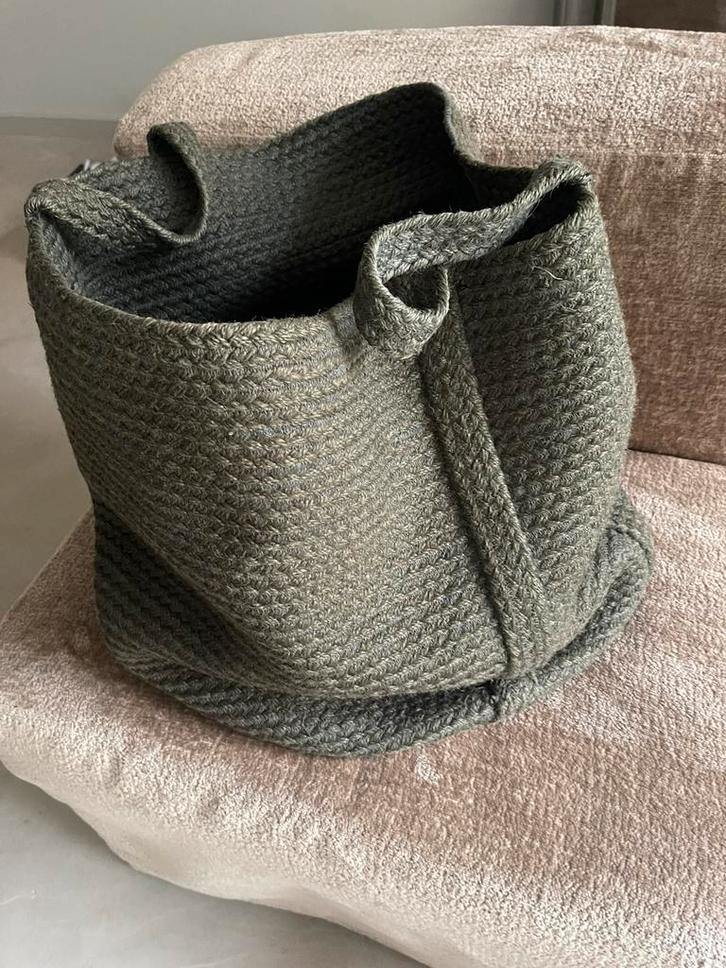 Mooie  mand van zeer goede kwaliteit, Huis en Inrichting, Woonaccessoires | Schalen en Manden, Zo goed als nieuw, Mand, Rond, Overige materialen