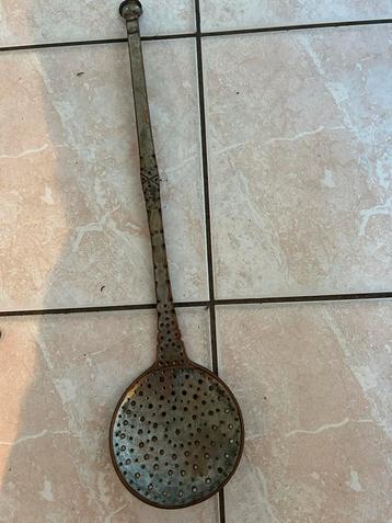 Antieke schuimspaan beschikbaar voor biedingen