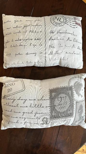 Set decoratieve sierkussens met vintage ansichtkaart print beschikbaar voor biedingen