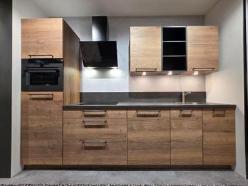Rustieke eikenhoutlook keuken met industriële afwerking beschikbaar voor biedingen