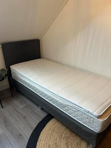 Eenpersoonsbed met matras beschikbaar voor biedingen