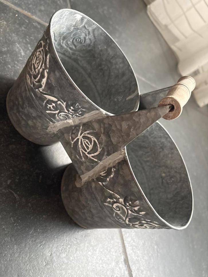 Zinken Bloempotjes met Houten Handvat, Huis en Inrichting, Woonaccessoires | Schalen en Manden, Gebruikt, Schaal, Rond, Overige materialen