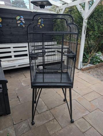 Nette mooie en ruime vogelkooi met wieltjes beschikbaar voor biedingen