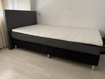 Nette boxspring met topper 50,- beschikbaar voor biedingen
