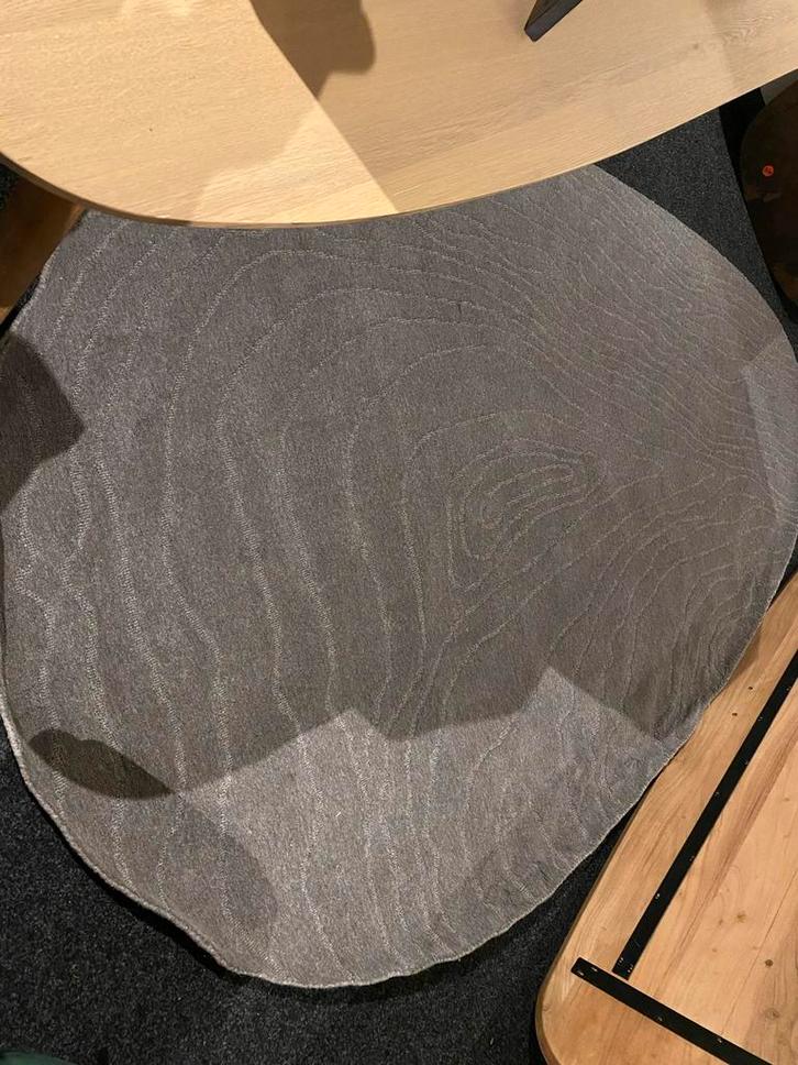 Lichtgrijs organisch tapijt 290x200, Huis en Inrichting, Stoffering | Tapijten en Kleden, Zo goed als nieuw, 200 cm of meer, Overige vormen