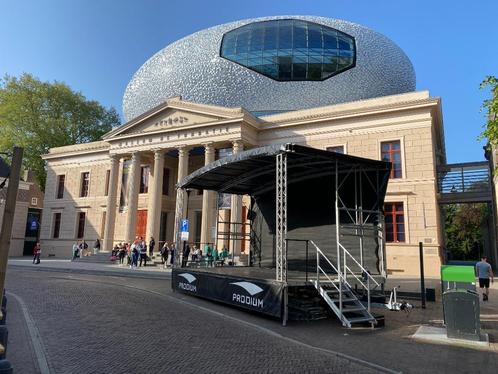 Mobiele podiumwagen 8m breed, 6m diep, 5,4m hoog TE HUUR, Hobby en Vrije tijd, Feestartikelen | Verhuur, Overige, Ophalen