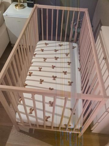 Houten Baby Ledikant met Matras - Zo Goed Als Nieuw! beschikbaar voor biedingen