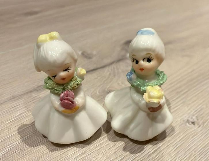2 porselein bloemenmeisjes  beeldje voor in de letterbak, Verzamelen, Beelden en Beeldjes, Zo goed als nieuw, Mens, Ophalen of Verzenden