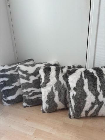 4 Zachte kussens met zebraprint – Nieuw! beschikbaar voor biedingen