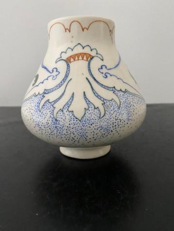 Arnhemsche fayancefabriek Klaas Vet art nouveau vaasje 1910 beschikbaar voor biedingen