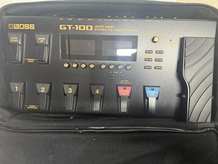 BOSS GT-100 gitaar multi-effectprocessor met case, Muziek en Instrumenten, Effecten, Zo goed als nieuw, Chorus, Ophalen