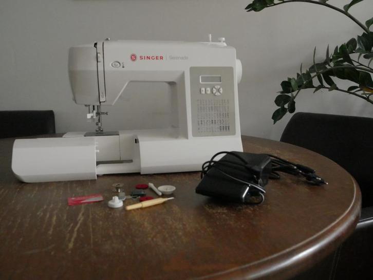 Naaimachine 660L Serenade met LCD-scherm, Hobby en Vrije tijd, Naaimachines en Toebehoren, Zo goed als nieuw, Naaimachine, Singer