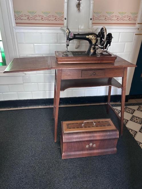 aangeboden Singer handnaaimachine met tafeltje, Hobby en Vrije tijd, Naaimachines en Toebehoren, Gebruikt, Naaimachine, Singer