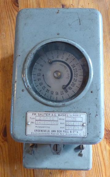 twee antieke schakelklokken beschikbaar voor biedingen